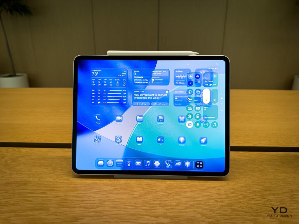 نمایش سیستم طراحی Liquid Glass اپل با افکت‌های شفافیت، شکست نور و رفتار مواد فیزیکی در رابط کاربری iOS، macOS، iPadOS و watchOS